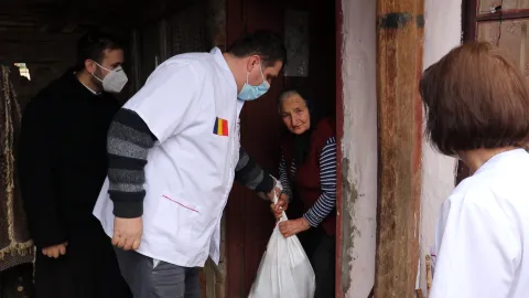 100 de familii din 7 localități au primit ajutor de la voluntarii CMN