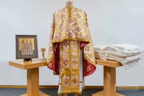 De Sfinţii Trei Ierarhi, Patriarhul oferă Paraclisului Facultăţii de Teologie din Bucureşti un set de veşminte