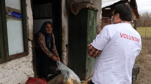 Voluntarii CMN ajută din nou. În atenţia lor au intrat 24 de familii din 3 parohii prahovene