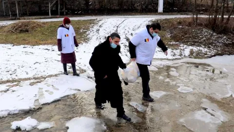 Voluntarii CMN în acţiune. „Când îi ajuți, oamenii simt că participi la suferința lor”