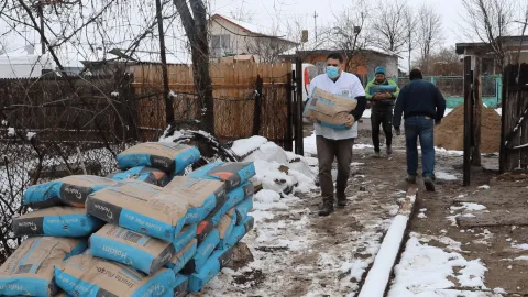 Voluntarii CMN ridică o casă pentru o familie din Trestienii de Sus