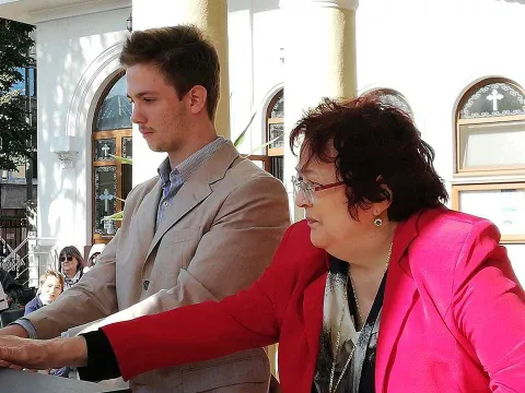 Proiectul „Călătorie în copilăria sfinților” oferă un concert transmis în direct de Ziua Femeii