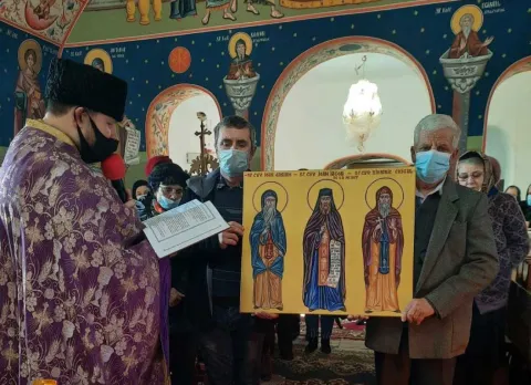 Rotari, județul Prahova: Copiii românilor care muncesc în străinătate au pictat Icoana Anului Omagial 2021