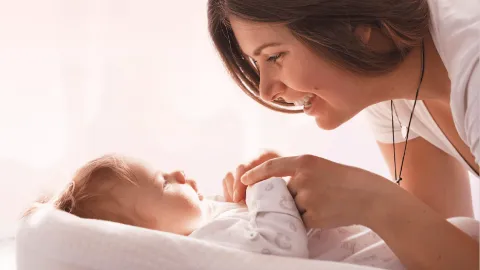 Luna pentru viață | Mai multe femei și un preot oferă mărturii într-o nouă carte despre criza de sarcină