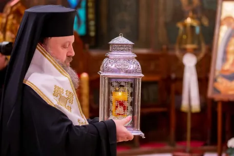Paști 2021: Sfânta Lumină de la Ierusalim ajunge la Patriarhie în Sâmbăta Mare