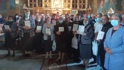 Într-un sat de lângă Ploiești, enoriașii au primit de hram volume cu Istorisiri din Scripturi pentru copii