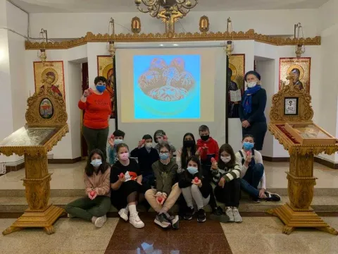 Copiii de la Atelierele Brâncuşi au învăţat să încondeieze ouă de la un meşter popular | „Ducem tradiţia mai departe”