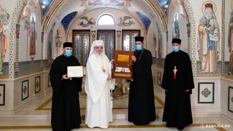 O parohie băcăuană a primit în dar de la Părintele Patriarh veșmântul Sfântului Dimitrie cel Nou