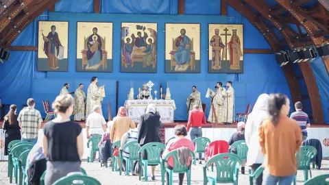 Jurnaliștii Patriarhiei, în rugăciune către Sfânta Treime. Este hramul Centrului de Presă Basilica