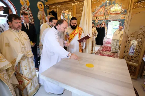 Prahova: O biserică închinată Sf. Parascheva a fost sfințită la exact 380 de ani de la sosirea moaștelor sale la Iași