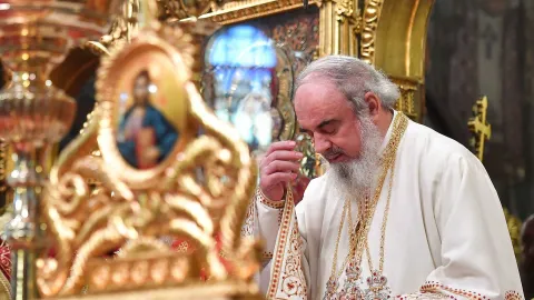Ce înseamnă „în numele” Tatălui și al Fiului și al Sfântului Duh, explică Patriarhul Daniel