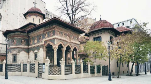 La 30 de ani de la renaștere, Mănăstirea Stavropoleos păstrează deschis dialogul cu prezentul și cu cetatea