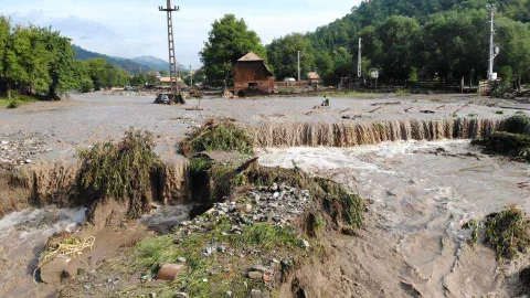 Patriarhia sprijină financiar familiile din Alba Iulia afectate de inundaţii