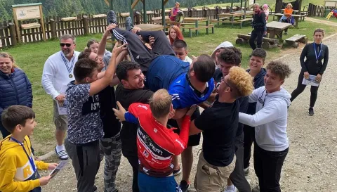 Preotul care duce gratis copii surzi în tabere implementează un schimb de experienţă cu cei auzitori