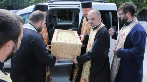 Satul renăscut din cenușă: Parohia Dimieni este prima care primește un veșmânt al Sf. Ioan cel Nou de la Suceava