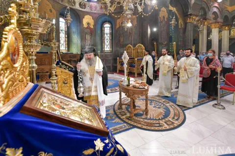 Comemorarea Patriarhilor Iustin şi Teoctist. „Au fost animaţi de aceeaşi dorinţă sfântă de a sluji Biserica”, spune PS Timotei Prahoveanul