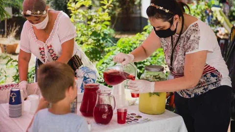 O parohie din inima Capitalei organizează un târg caritabil pentru a le cumpăra rechizite copiilor vulnerabili