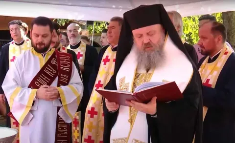 Credincioşii parohiei „Sf. Andrei” – Militari vor avea o nouă biserică. PS Timotei Prahoveanul a pus piatra de temelie
