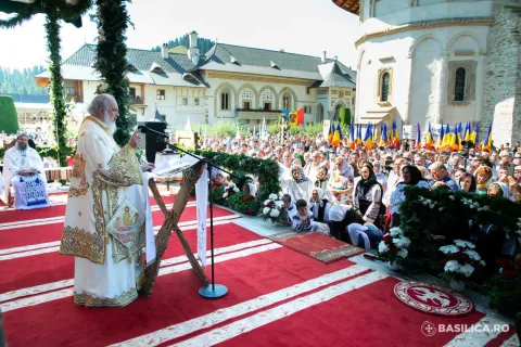 Patriarhul, către pelerinii de la Putna: Credincioşii simt iubirea de mamă a Maicii Domnului / Ea este rugătoare pentru toată lumea