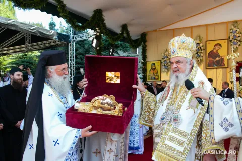 Darul patriarhului pentru Mănăstirea Putna exprimă comuniunea românească în Iisus Hristos prin rugăciunile Maicii Sale