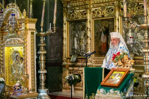 Patriarhul, despre orbii recunoscători care nu s-au putut abține și au vestit minunea: Sunt dascăli pentru noi