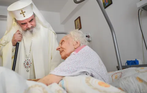 Patriarhul: Întreaga asistenţă socio-medicală are origine creştină/Biserica uneşte rugăciunea cu ştiinţa medicală