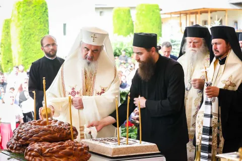 Putna: Ctitorii mănăstirii şi fondatorii serbării de la 1871, pomeniţi de Patriarhul Daniel