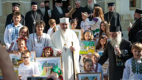 Patriarhul s-a întâlnit cu copiii premiați la concursul „Spune-mi o poveste pentru suflet” dedicat Serbării de la Putna