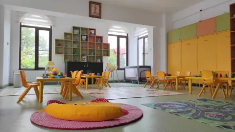 În Vălenii de Munte a fost construită prima creşă a Arhiepiscopiei Bucureştilor. Imagini, program, înscrieri