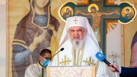 Hristos nu ne cere să ne purtăm singuri crucea, spune Patriarhul Daniel