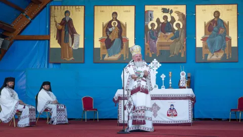PS Varlaam a prezentat un volum şi alte proiecte iniţiate de Patriarh pentru satul românesc aflat în criză