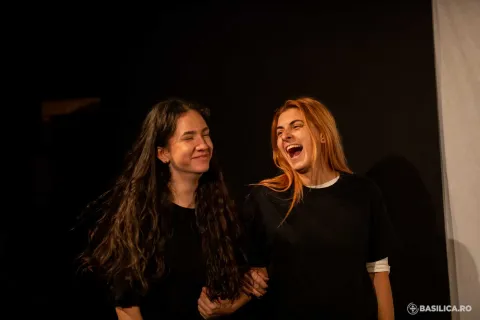 Egali, în bucurie, tinerii hipoacuzici au urcat pe scena Teatrului de Artă din București