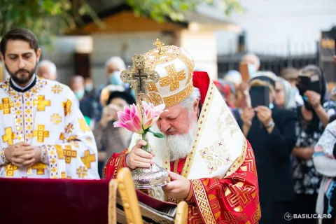 PS Varlaam Ploieşteanul: Să-i învăţăm pe copiii noştri importanţa crucii
