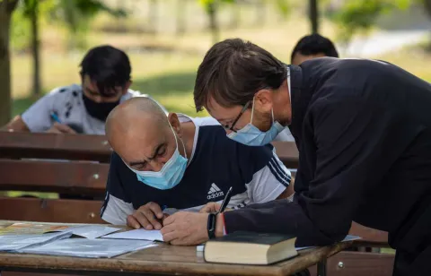 Niciodată nu e prea târziu: Deținuții de la Jilava învață să scrie cu preotul Marius Ilie