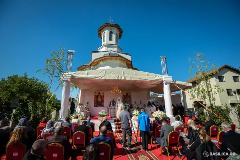 Patriarhul României a sfințit Biserica Parohiei Brâncuși. Două persoane au primit „Crucea Patriarhală”