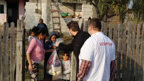 Treizeci de familii prahovene au primit hrană din partea voluntarilor Catedralei Naţionale
