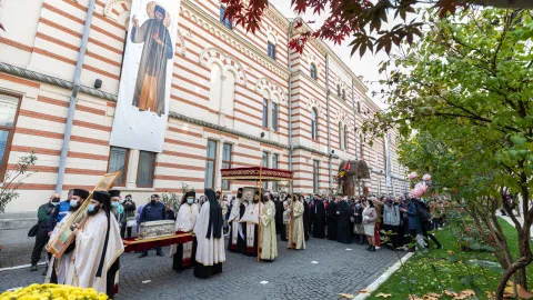 Moaştele Sf. Ier. Nectarie de la Eghina au fost aşezate pentru închinare de hramul Mănăstirii Radu Vodă