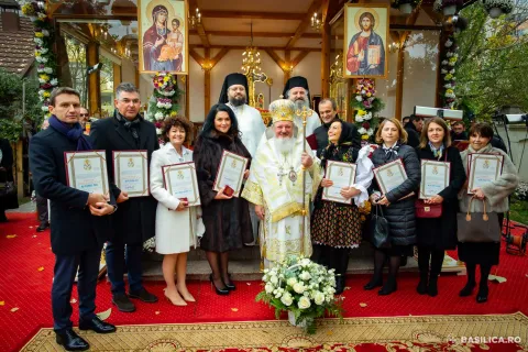 Paraclisul Catedralei Naționale: Distincţii pentru medici implicaţi în acţiuni sociale de tratarea cancerului
