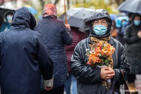 Bucureștenii au înfruntat ploaia și vântul de dragul Sf. Nectarie. „Asemenea unei furtuni a fost și viața lui”