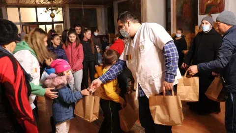 Voluntarii Catedralei Naţionale au oferit daruri la 170 de copii din Prahova