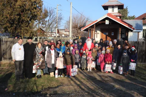 150 de copii din județele Prahova și Ilfov au primit daruri din partea voluntarilor Catedralei Naționale