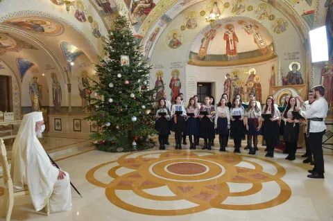 Pomul de Crăciun amintește de Pomul Vieții, Hristos, împodobit cu darurile Sf. Euharistii: Patriarhul la colinda ASCOR
