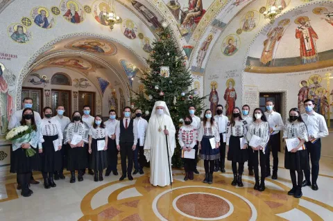 Patriarhul către colindătorii ASTO: Dumnezeu Copilul ne arată taina familiei