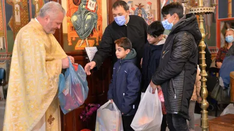 Parohia „Iancu Vechi – Mătăsari” din Capitală a oferit daruri pentru 100 de copii și șase familii de refugiați