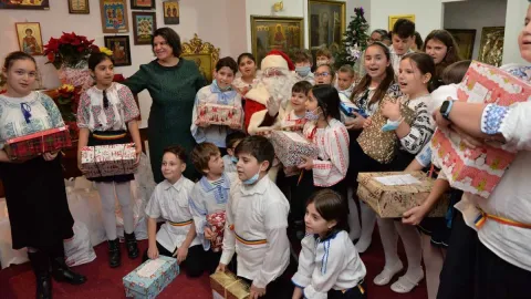 Copiii de la Centrul „Sf. Sofia” al Arhiepiscopiei Bucureștilor i-au cântat colinde lui Moș Crăciun