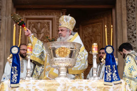 Patriarhul: Ortodoxul nu-L închide pe Dumnezeu în Biserică, ci vede lucrarea Lui sfințitoare în toată creația