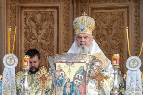 Botezul Domnului arată taina botezului creștin, Taina Sfintei Treimi, a iubirii care înfiază pe om: Patriarhul Daniel