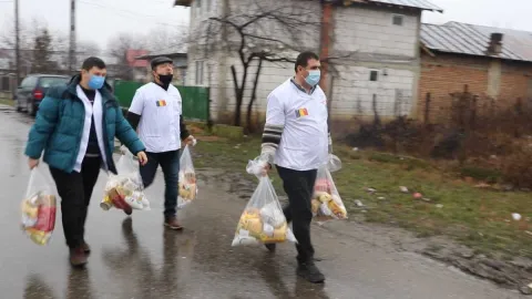 Voluntarii Catedralei Naționale au oferit alimente pentru 32 de familii numeroase din județul Prahova
