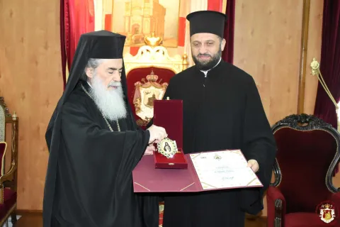 Patriarhul Ierusalimului a primit Ordinul Sf. Cuv. Ioan Iacob de la Neamț, Noul Hozevit, conferit de Patriarhul României