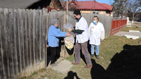33 de familii din Prahova au primit alimente din partea Voluntarilor Catedralei Naționale